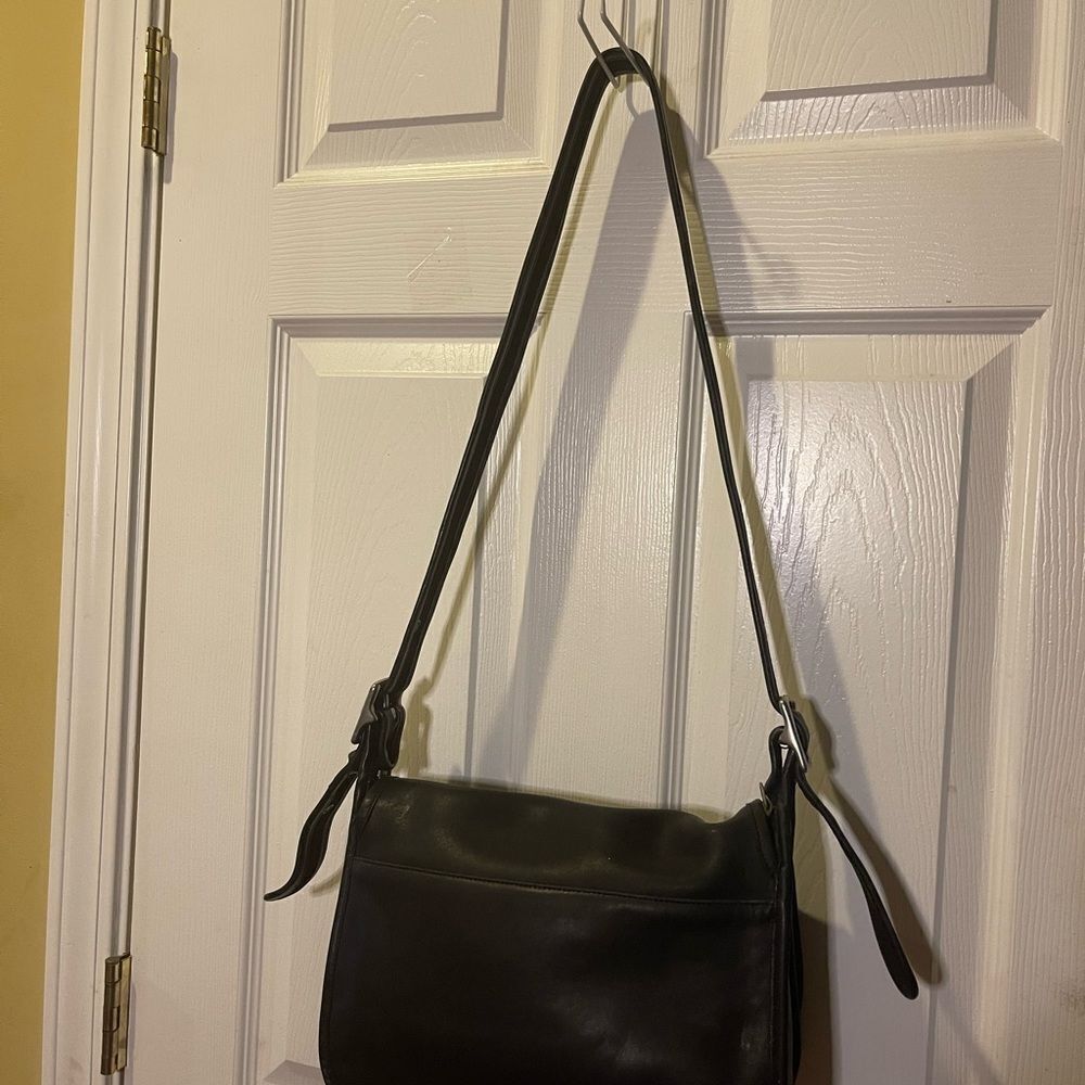 Vintage COACH 9951 Patricia’s Legacy bag crafted in black glove-tanned leather. - Picture 4 of 16